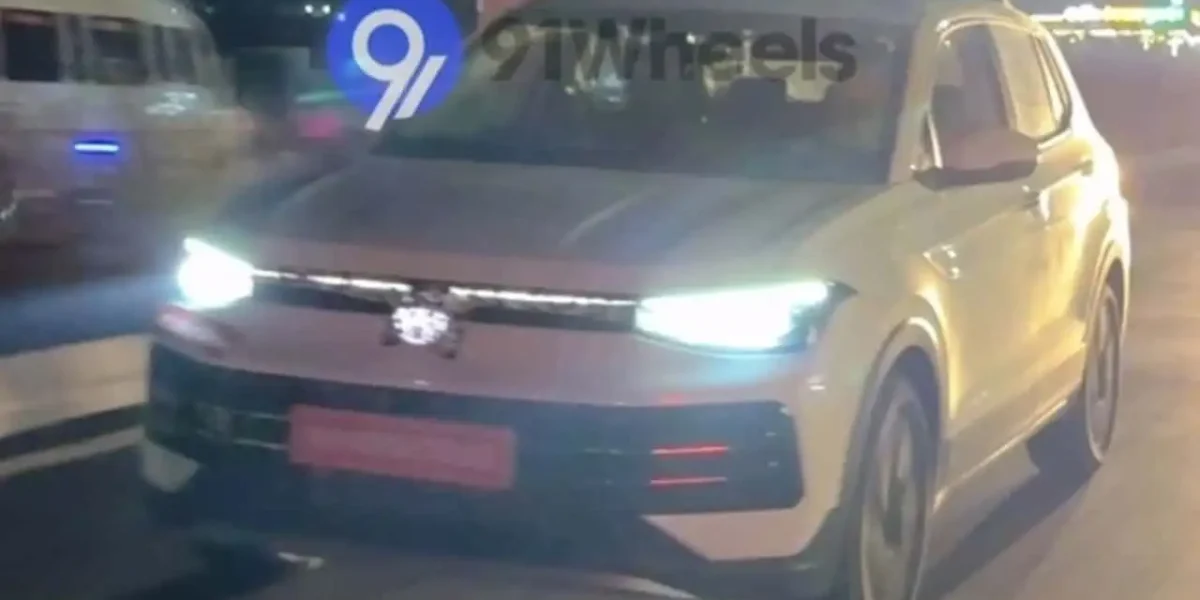 Volkswagen T-Cross 2026 é flagrado na Índia com design inovador e versão híbrida