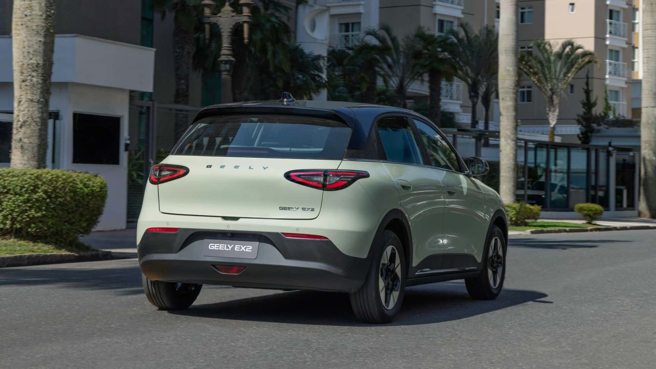 Geely reajusta EX2 Pro em R$ 3.800 e modelo já custa mais de R$ 120 mil