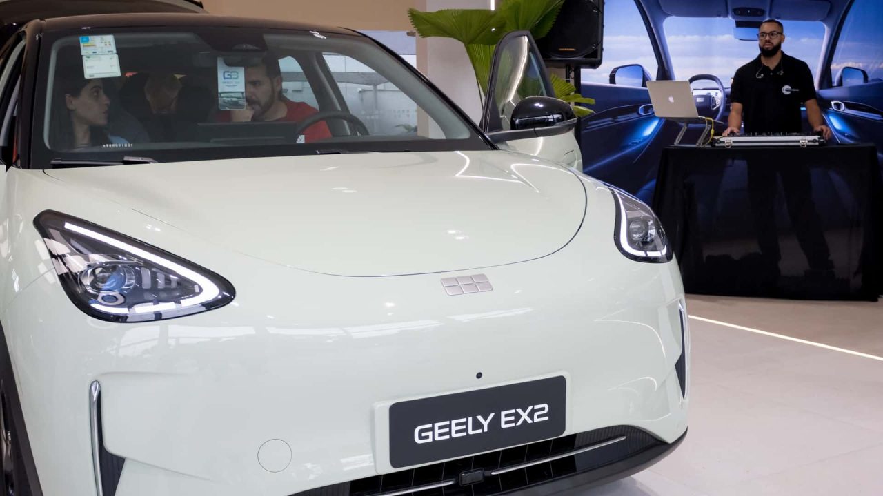 Concessionárias da Geely passam a oferecer atualização do EX2 com conectividade Apple e Android