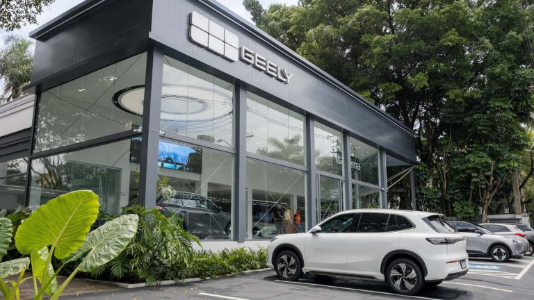 Concessionárias da Geely passam a oferecer atualização do EX2 com conectividade Apple e Android