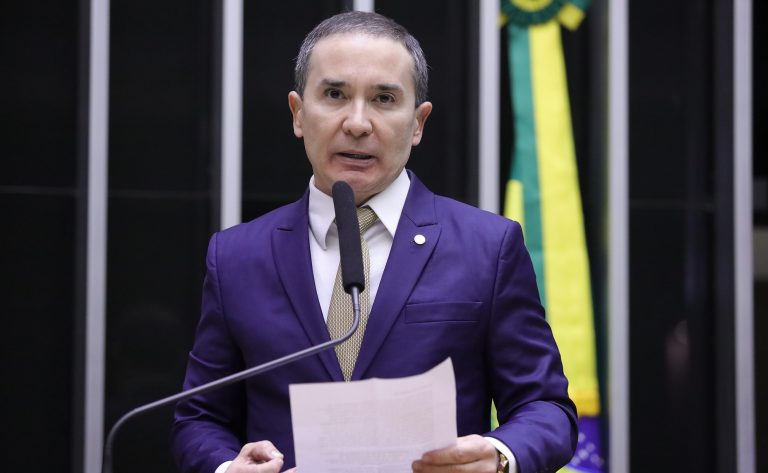 Projeto de lei propõe isenção de pedágio para taxistas e caminhoneiros autônomos