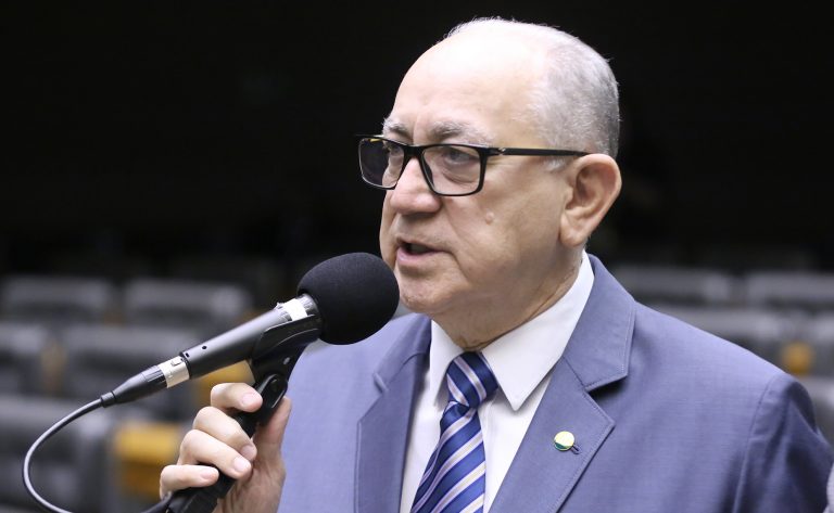 Projeto de lei pode liberar transporte de crianças a partir de 5 anos em motos
