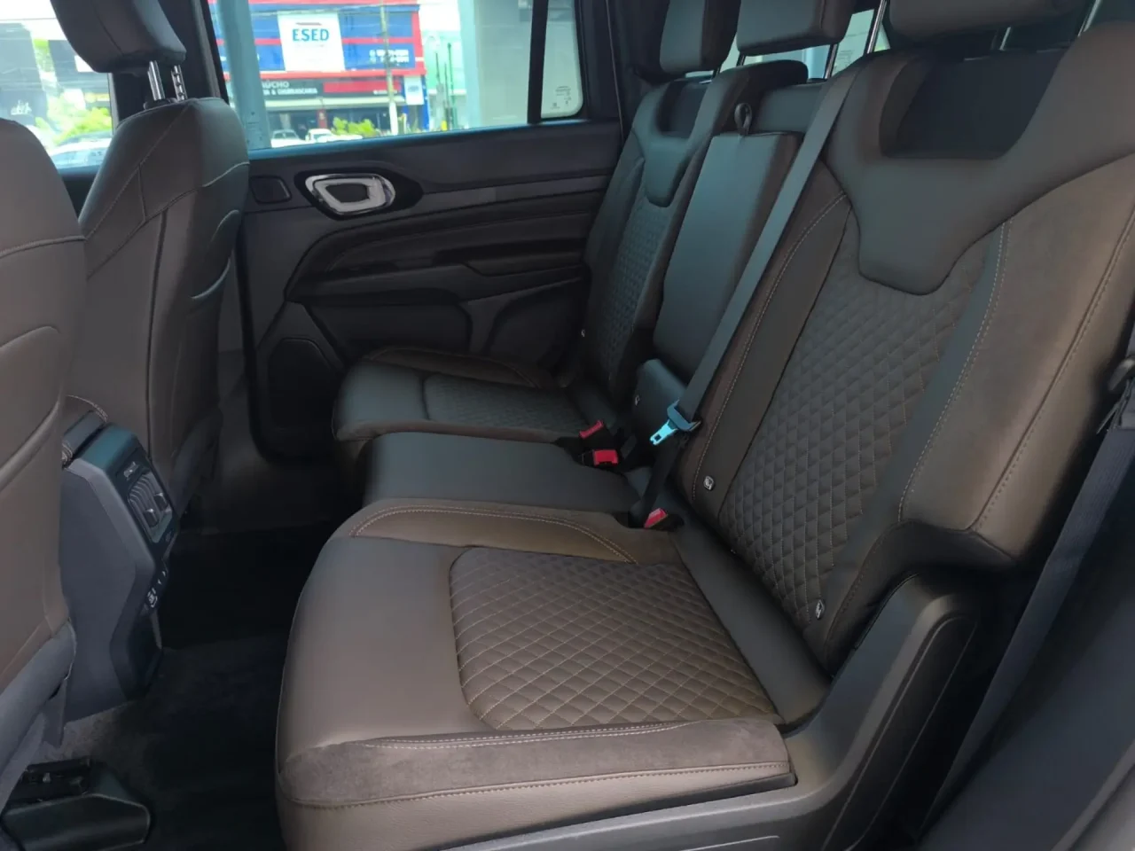 Jeep Commander Overland Diesel ganha redução de R$ 35.200,00 para CNPJ em março