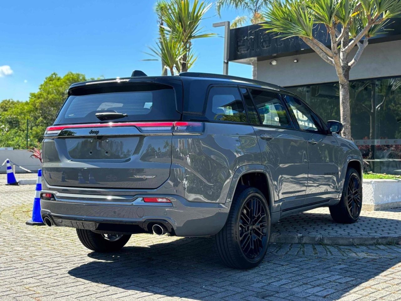 Jeep Commander Blackhawk fica R$ 49.900,00 mais barato para CNPJ em março