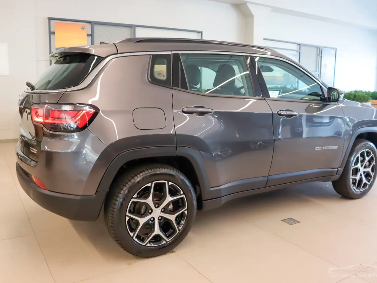 Jeep Compass Longitude fica R$ 50.090,00 mais barato para PcD em março