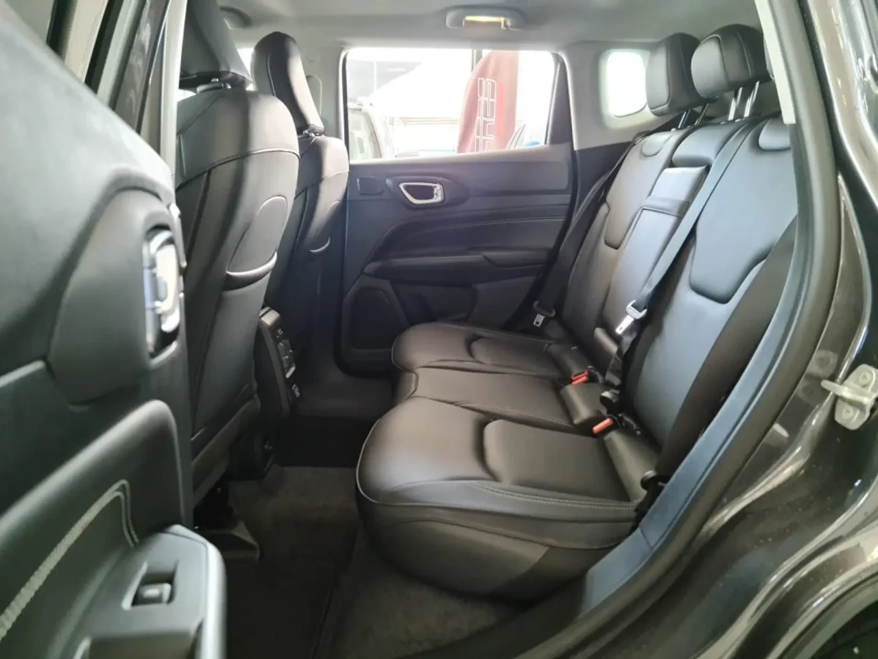 Jeep Compass Sport tem desconto de R$ 36.300,00 para PcD em março