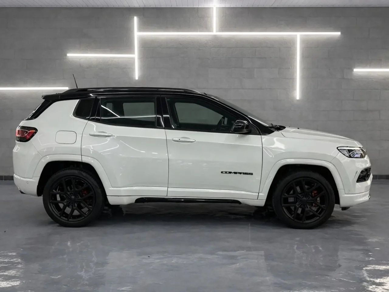 Jeep Compass Blackhawk ganha desconto de R$ 42.490,00 para CNPJ em março