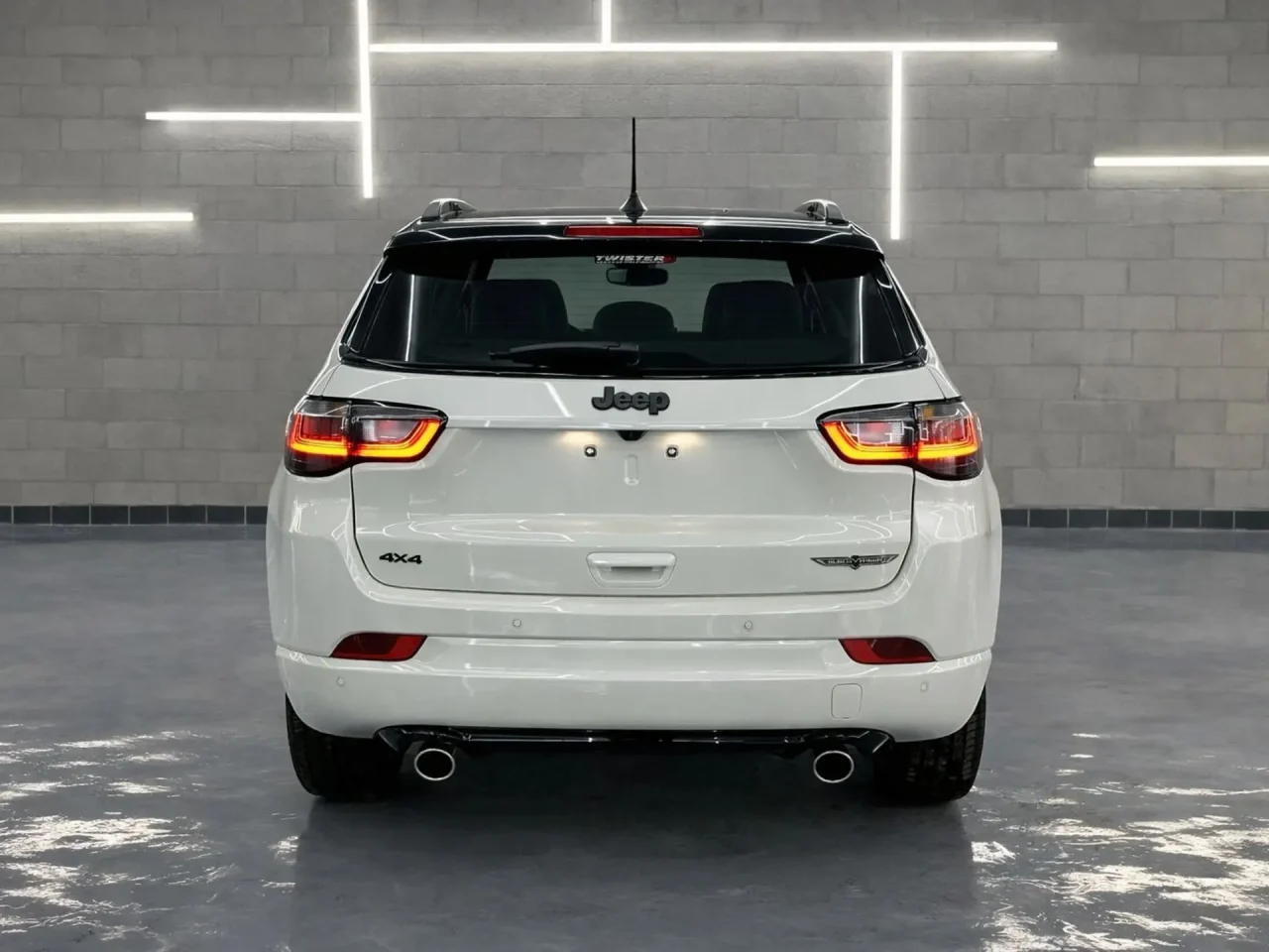 Jeep Compass Blackhawk ganha desconto de R$ 42.490,00 para CNPJ em março