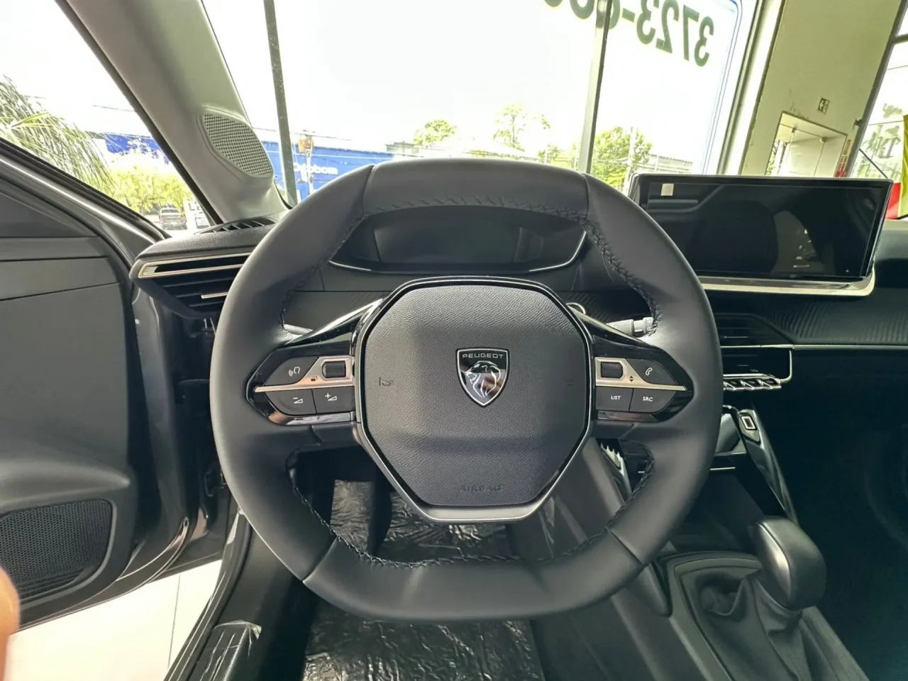 Peugeot oferece R$ 17.123,75 de desconto no 208 Style para PcD em março