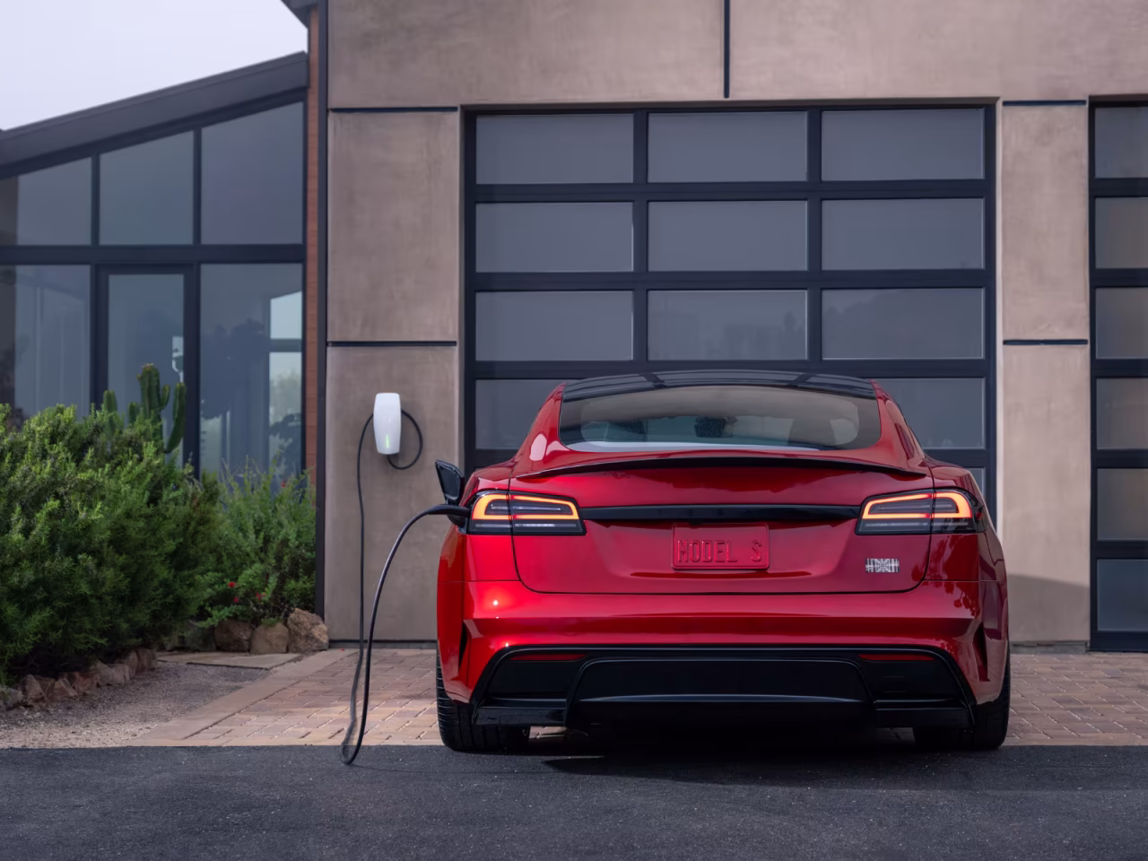 Tesla enfrenta ação judicial por maçanetas defeituosas no Model S