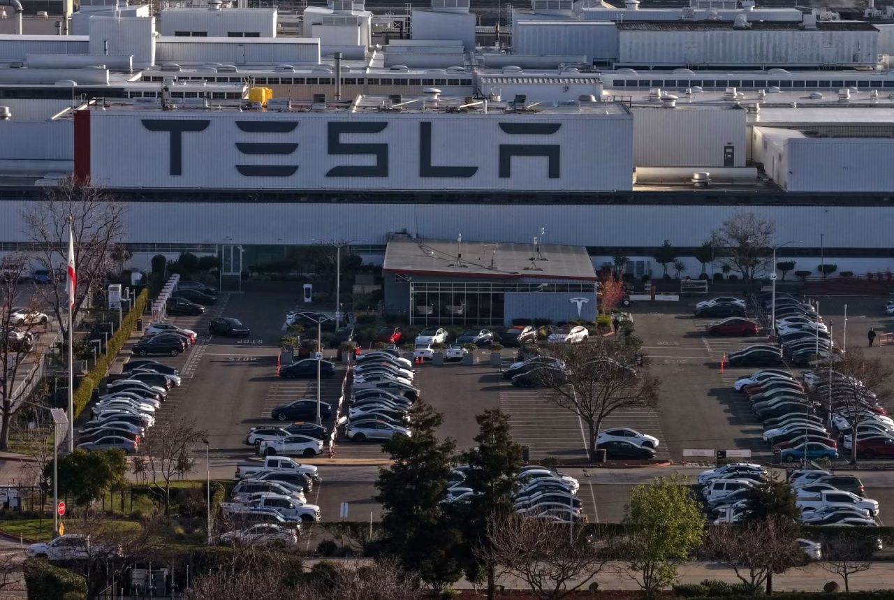 Elon Musk diz que Tesla pode ter fábricas na Lua no futuro