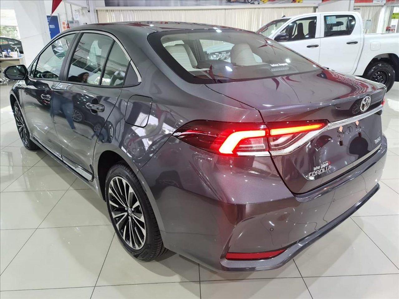 Toyota corta R$ 47.139,02 do Corolla GLI Hybrid 2026 em oferta para PcD