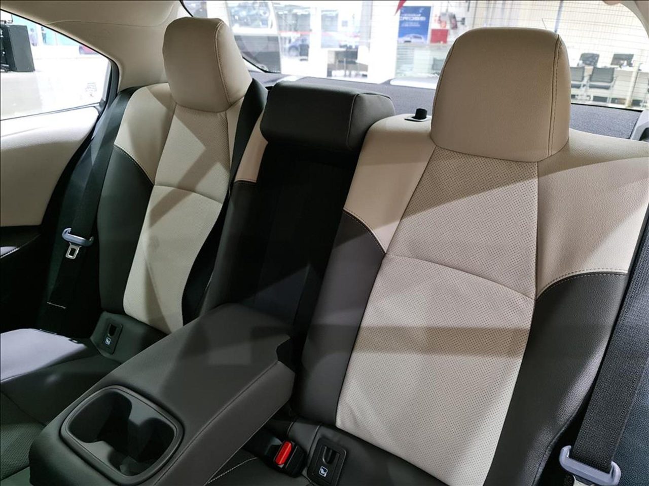 Toyota corta R$ 47.139,02 do Corolla GLI Hybrid 2026 em oferta para PcD