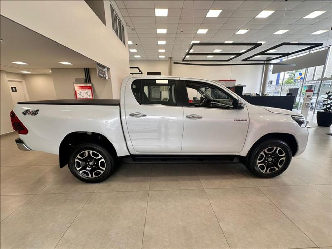 Toyota aplica desconto de R$ 55.816,20 na Hilux SR para CNPJ em março