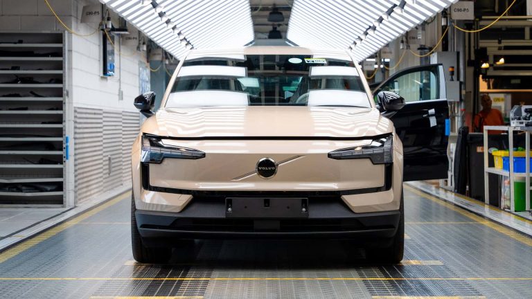 Após risco de incêndio, Volvo EX30 terá baterias substituídas em recall a partir de junho
