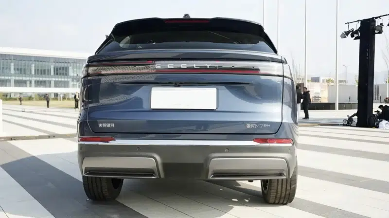 Geely lança Galaxy M7 PHEV com 225 km elétricos e impressionantes 1.730 km de alcance total
