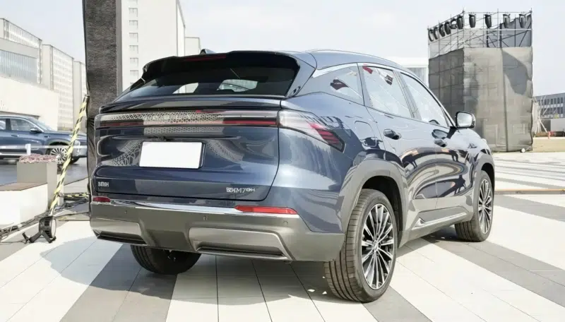 Geely lança Galaxy M7 PHEV com 225 km elétricos e impressionantes 1.730 km de alcance total