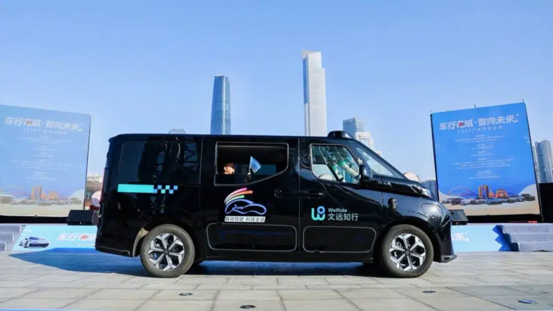 Parceria entre WeRide e Geely prevê entrega de 2.000 robôs-táxi em 2026