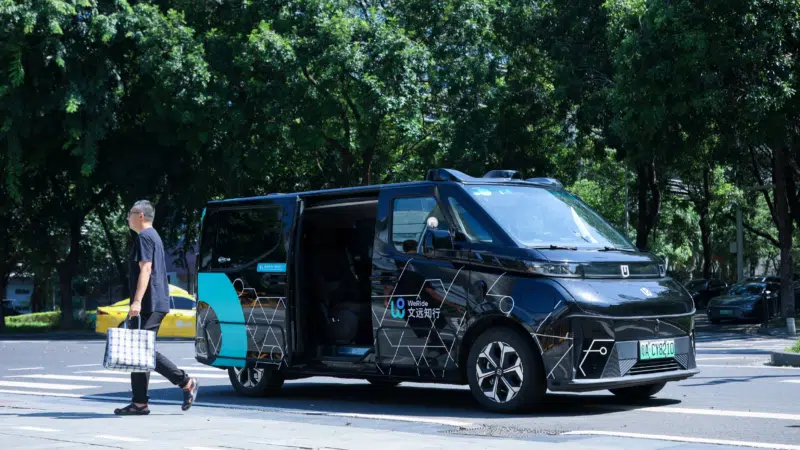 Parceria entre WeRide e Geely prevê entrega de 2.000 robôs-táxi em 2026