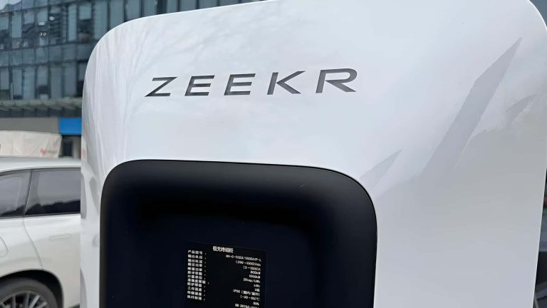 Geely apresenta carregamento de 1,5 MW capaz de levar bateria de 10% a 80% em 7 minutos