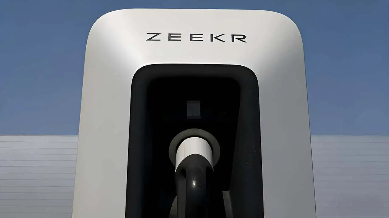 Geely apresenta carregamento de 1,5 MW capaz de levar bateria de 10% a 80% em 7 minutos