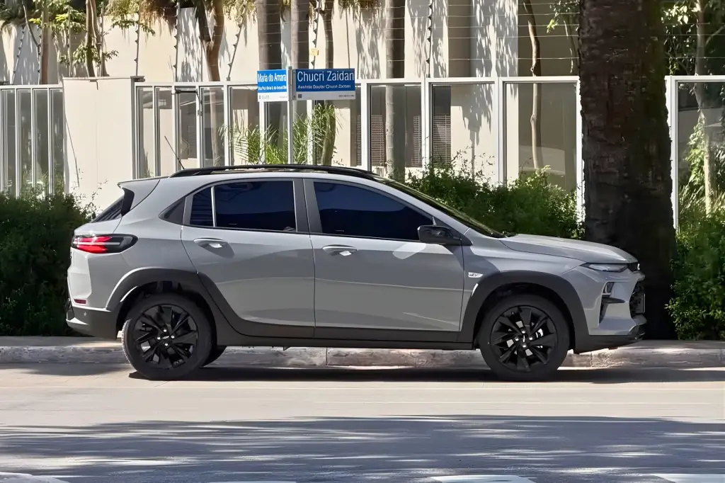 Novo Chevrolet Sonic RS Turbo 2027 surge sem camuflagem em São Paulo