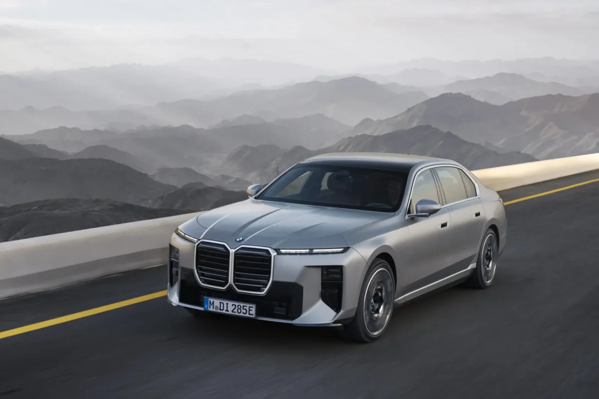 BMW Série 7 adota visual Neue Klasse e promete até 727 km de autonomia elétrica