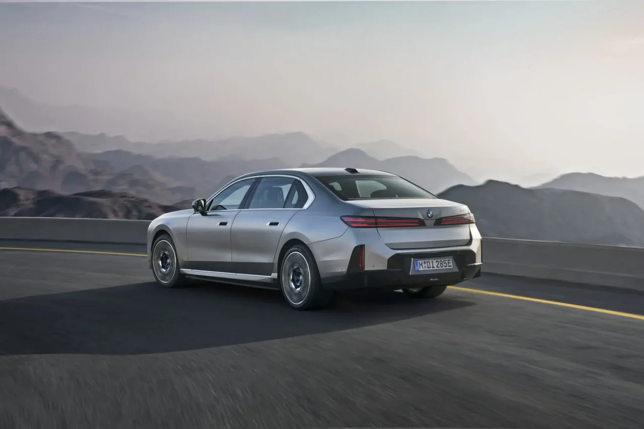 BMW Série 7 adota visual Neue Klasse e promete até 727 km de autonomia elétrica