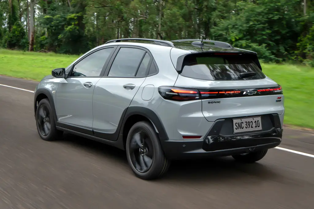 Chevrolet apresenta Sonic com suspensão elevada para enfrentar Nivus e Fastback