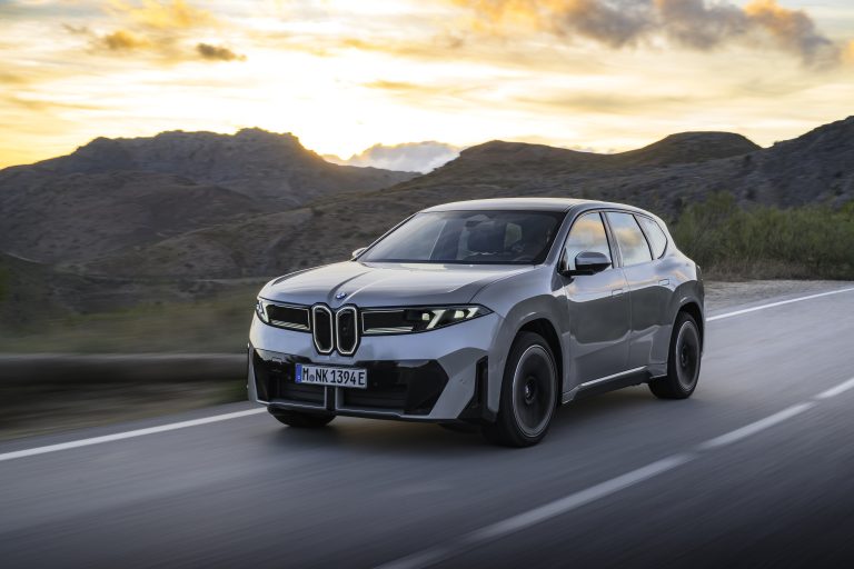 BMW iX3 2026 é eleito o melhor carro do mundo em premiação internacional