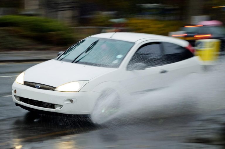 Aquaplanagem: como identificar e evitar a perda de controle do carro