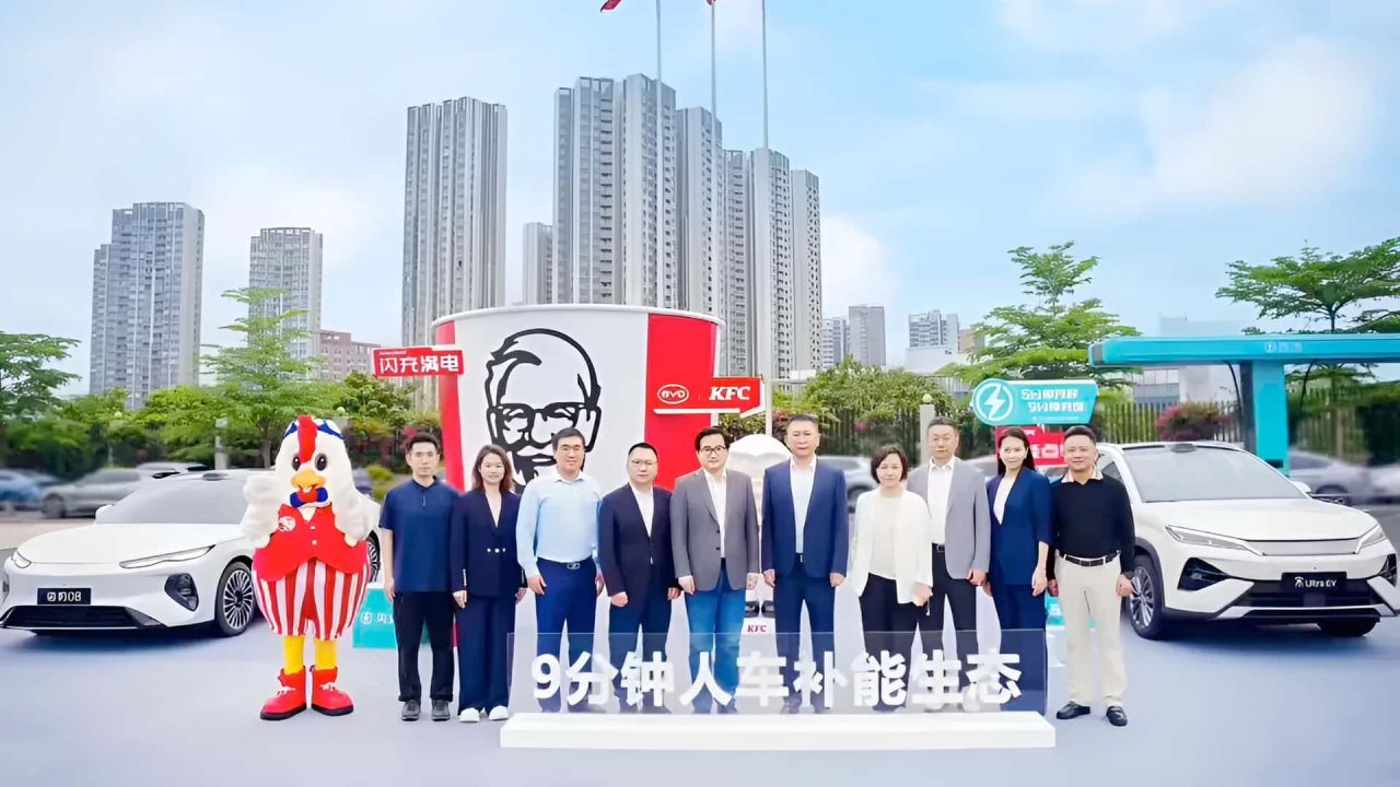 Parceria entre BYD e KFC leva recarga ultrarrápida de carros elétricos a restaurantes