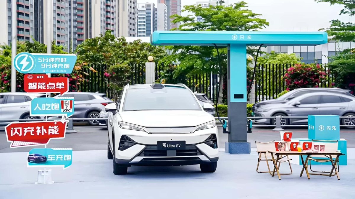 Parceria entre BYD e KFC leva recarga ultrarrápida de carros elétricos a restaurantes