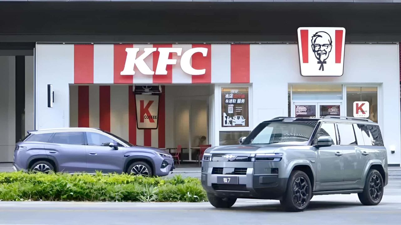 Parceria entre BYD e KFC leva recarga ultrarrápida de carros elétricos a restaurantes