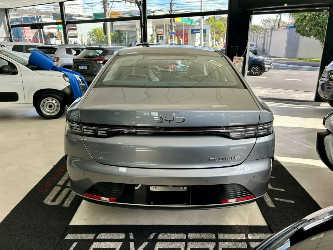 BYD dá R$ 37.000,00 de desconto no King GL para PcD em abril