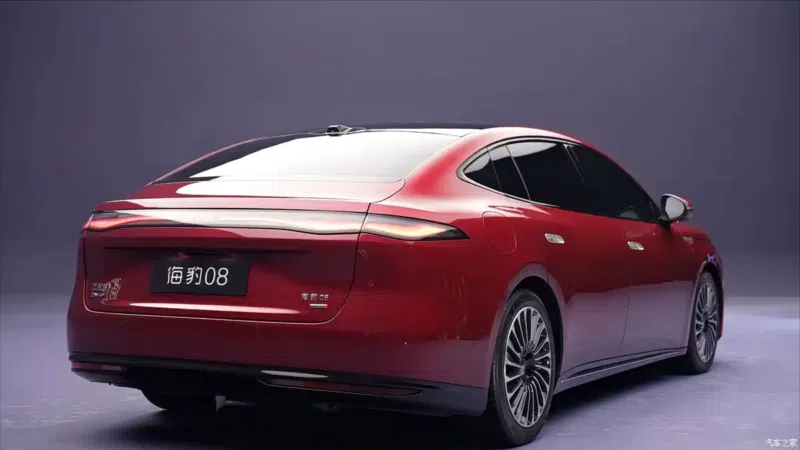 BYD lança Seal 08 DM-p com autonomia elétrica de até 300 km na China