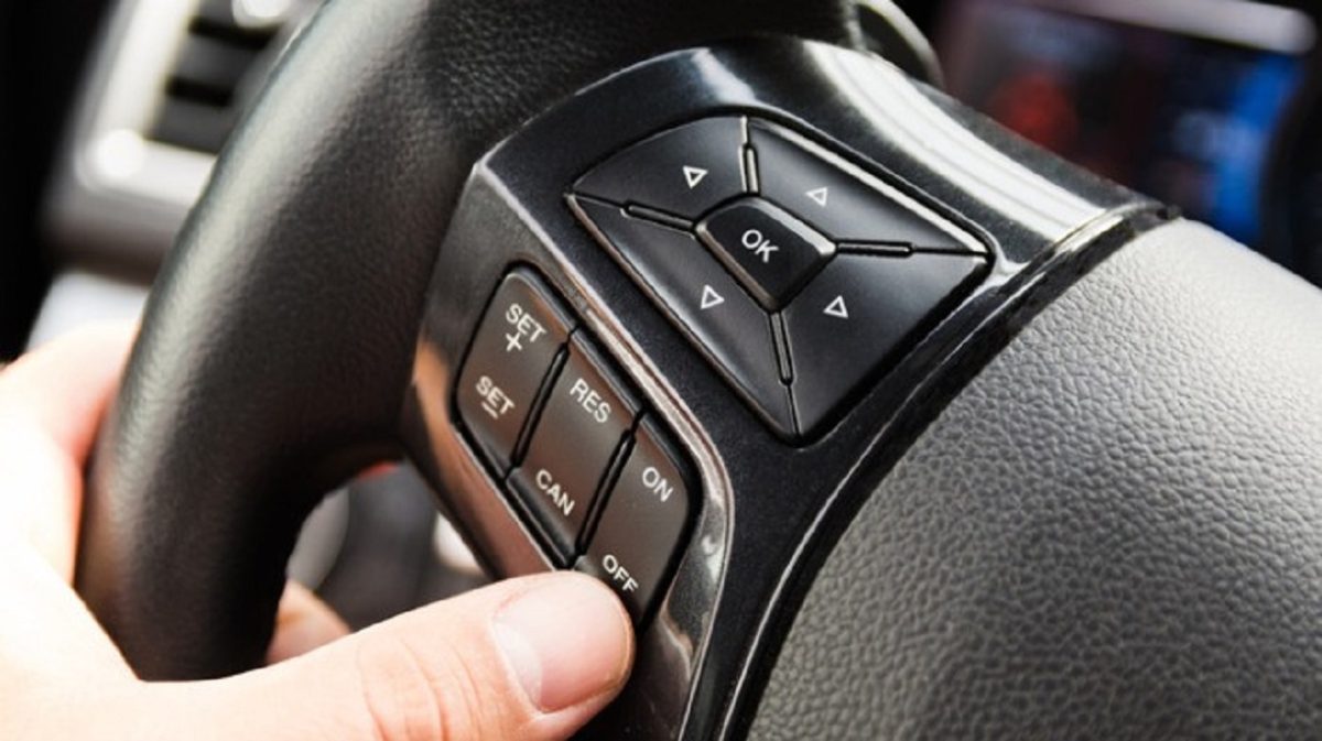 Piloto automático automotivo: entenda como a tecnologia funciona na prática