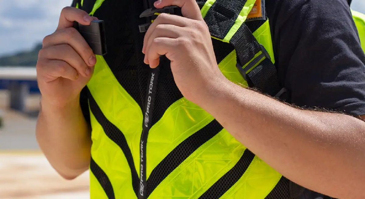 Colete refletivo pode se tornar item obrigatório nos carros no Brasil