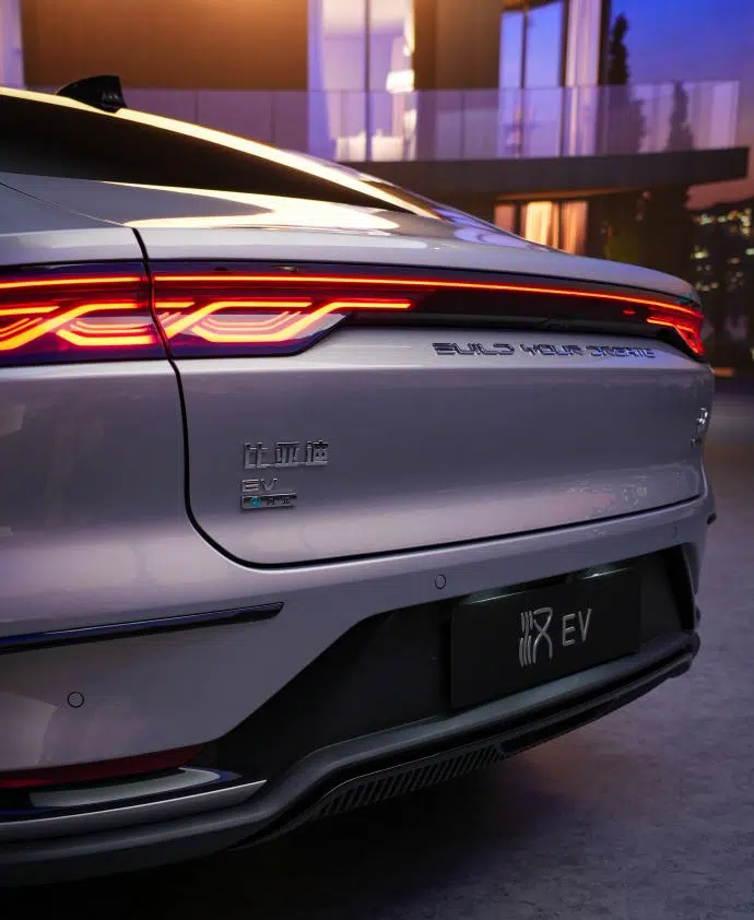 BYD Han estreia na China com nova bateria Blade 2.0 e carregamento ultrarrápido
