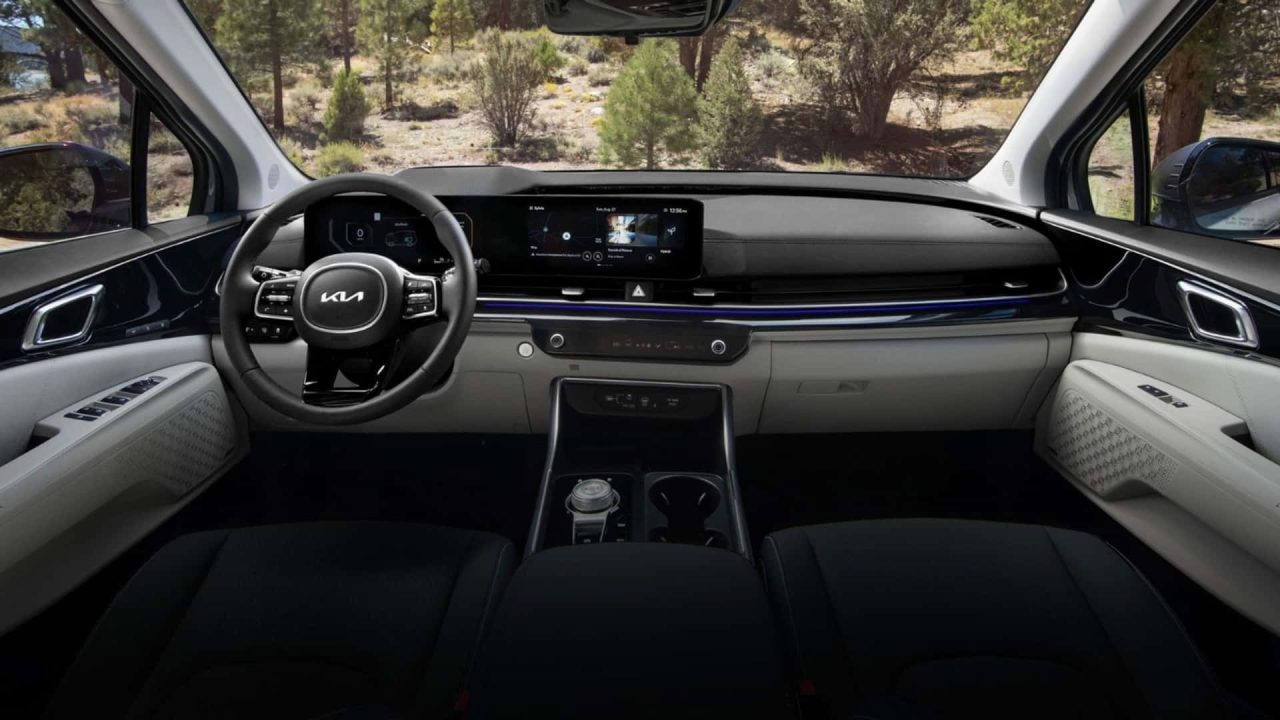 Kia Carnival 2026 estreia no Brasil apenas como híbrida e promete consumo de carro 1.0 por R$ 684.990