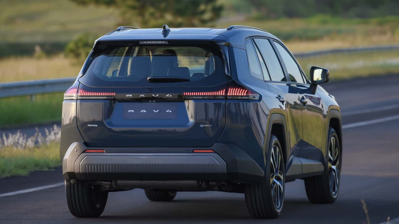 Novo Toyota RAV4 chega ao Brasil com versões híbridas e mais tecnologia por R$ 317 mil