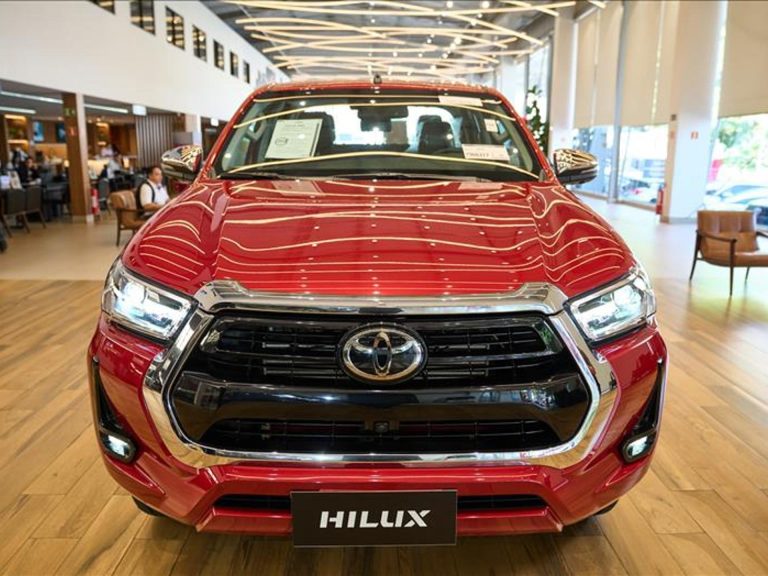 Toyota dá R$ 71.320,70 de desconto na Hilux SR para CNPJ em abril