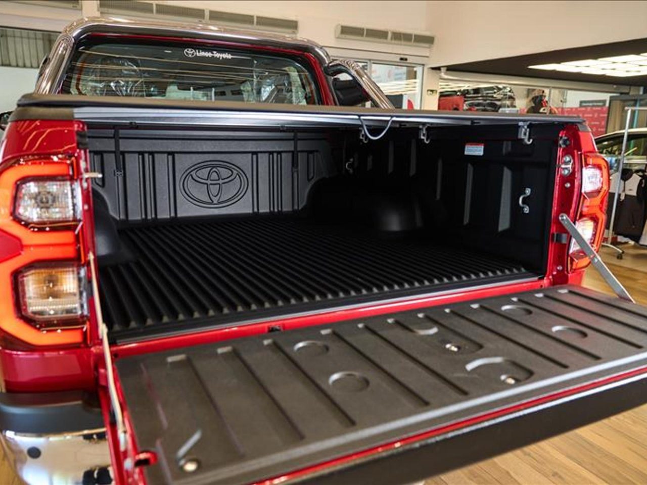 Toyota dá R$ 71.320,70 de desconto na Hilux SR para CNPJ em abril