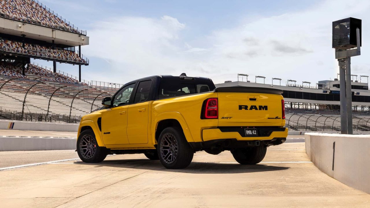 Nova Ram 1500 Rumble Bee 2026 vira “muscle truck” com até 787 cv e visual agressivo