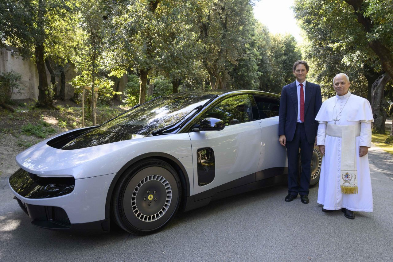 Papa Leão XIV recebe o novo Ferrari Luce em visita a Castel Gandolfo