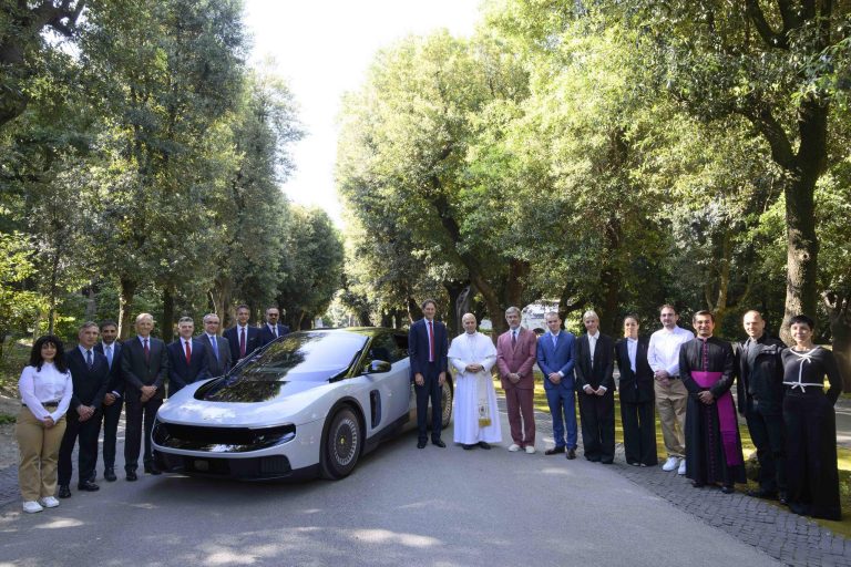 Papa Leão XIV recebe o novo Ferrari Luce em visita a Castel Gandolfo
