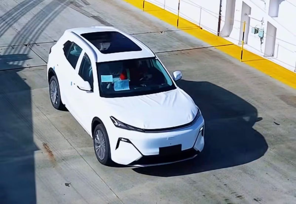 Gigante chinesa Geely antecipa chegada de 5 mil EX5 para escapar de imposto maior
