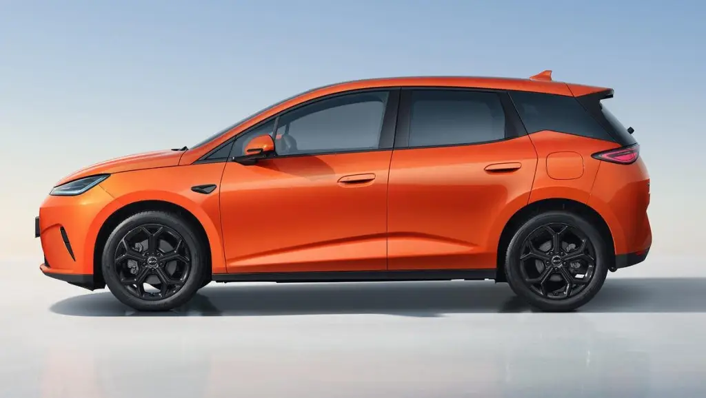 BYD Dolphin G híbrido promete até 1.000 km sem parar para abastecer e já mira o Brasil