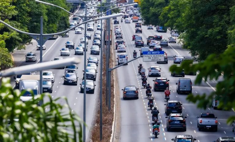 Faixa Azul para motos pode chegar a mais capitais brasileiras com novo projeto