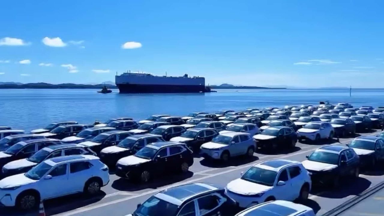 Gigante chinesa Geely antecipa chegada de 5 mil EX5 para escapar de imposto maior